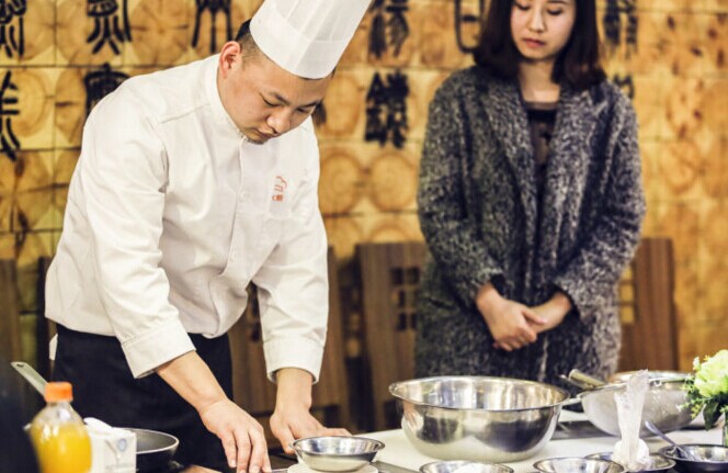 廚師上門(mén)O2O平臺(tái)轉(zhuǎn)型“高端定制”能否找到盈利突破口？|餐飲界