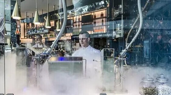 國際機場的咖啡館，主要看氣質