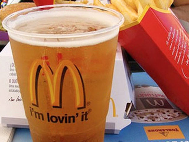 麥當(dāng)勞成快餐店賣酒的先驅(qū)者？