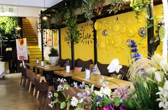 因?yàn)閻?ài)好讓這家甜品店和她都活了下來(lái)|餐飲界