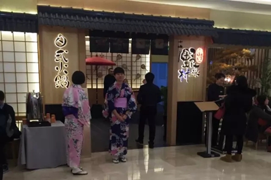 火鍋店關(guān)門潮之際，這家店憑啥開業(yè)就排隊？