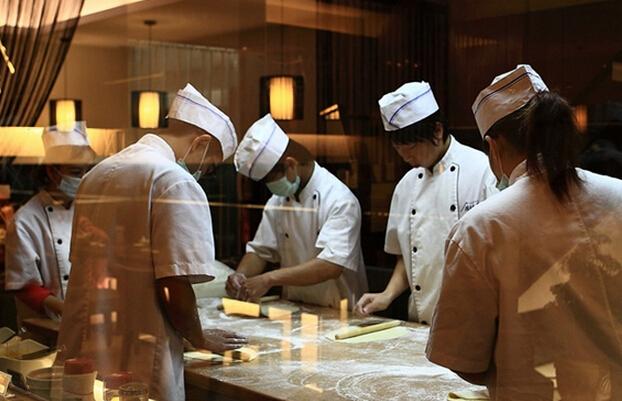 外賣平臺(tái)掀起直播后廚新潮流，消費(fèi)者深表期待