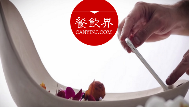 將餐盤(pán)打造成“拍照神器”，這家餐廳完成一次完美的社群營(yíng)銷(xiāo)！