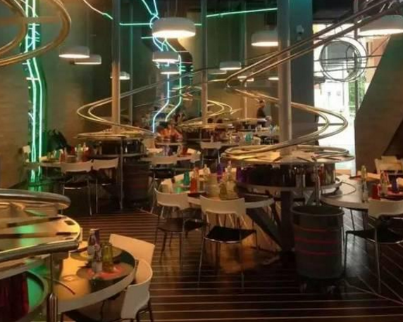 用過(guò)山車代替服務(wù)員，德國(guó)機(jī)械狂如何開(kāi)餐廳