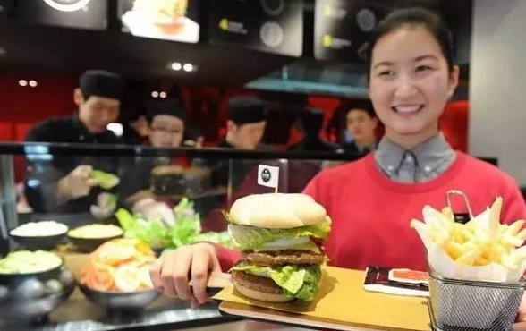 快餐連鎖三巨頭各自轉(zhuǎn)型“去快餐化”，三個方向哪家最強(qiáng)?|餐飲界