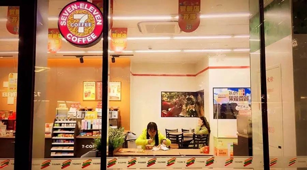 便利店紛紛跨界玩起餐飲，對(duì)餐飲企業(yè)是福還是禍？