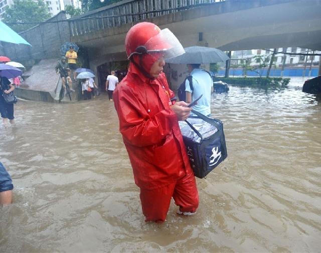 外賣小哥大冷天送外賣被偷 你們的良知在哪里？