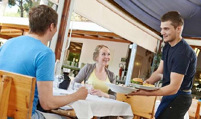 會說話的服務(wù)員，讓餐廳營業(yè)額翻倍！|餐飲界