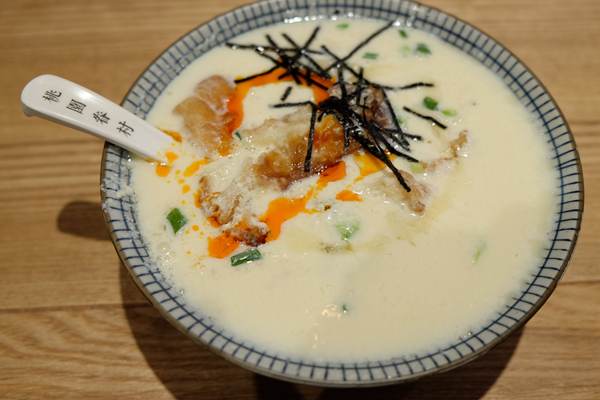 一碗豆?jié){12元，兩只包子26元…在餐飲寒冬，它靠什么讓顧客絡(luò)繹不絕|餐飲界