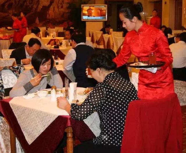 餐廳生意不好，老板竟然吃客人的剩菜……（看完沉默了?。?></a>
          <div> <a href=