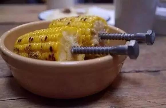 現(xiàn)在餐廳人上菜都流行這樣！還能不能讓人好好吃飯了？