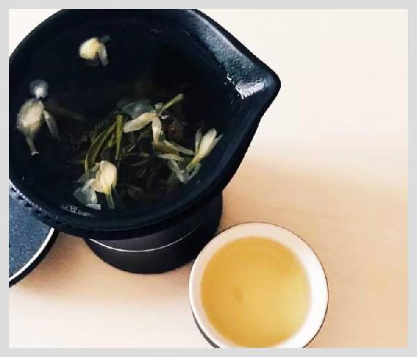 無印良品開了一家咖啡館，但主角是一款“性冷淡”的茶？|餐飲界