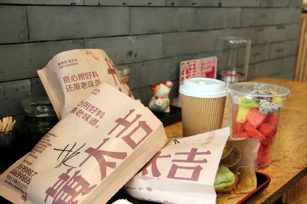 風(fēng)口上的同類，為何黃太吉關(guān)店過半，西少爺年入1億？|餐飲界