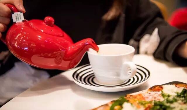 干餐飲之前，他們看我是王思聰，之后我就成了王寶強！