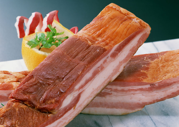 臘肉過于鮮艷慎買，選購時要看標識聞氣味