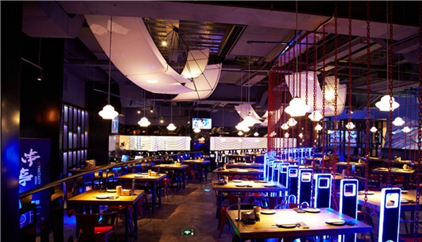 在冷門商圈創(chuàng)排隊奇跡，人均100+的串亭憑什么這么牛？