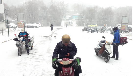 送餐小哥風險大，出事故誰承擔責任？