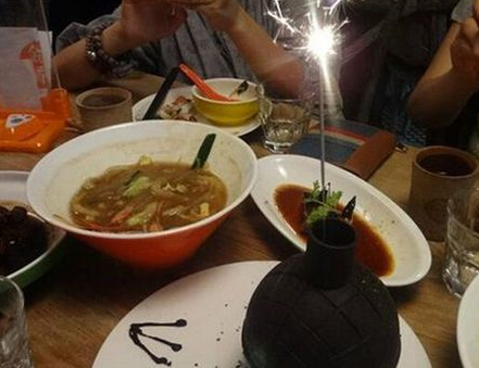 點了道餐廳特色“地雷菜” 誰知上桌真“炸”了，燙傷顧客