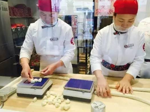 餐飲界的華為！員工靠包餃子年賺50萬！只有5款餃子卻開了420家店！|餐飲界