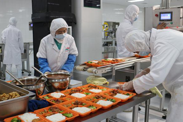 壟斷68年的火車餐終于開(kāi)放：吃著火鍋唱著歌是種什么體驗(yàn)？