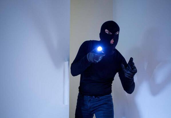 貪小便宜！餐館老板竟偷了20多個(gè)塑料板凳