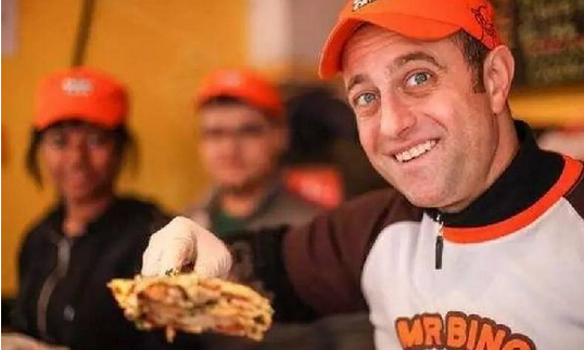 老外在中國(guó)偷師開(kāi)了家煎餅店，在美國(guó)居然爆紅天天排隊(duì)