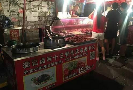 一天2000元銷售額，小龍蝦小推車模式有前景嗎？（上）