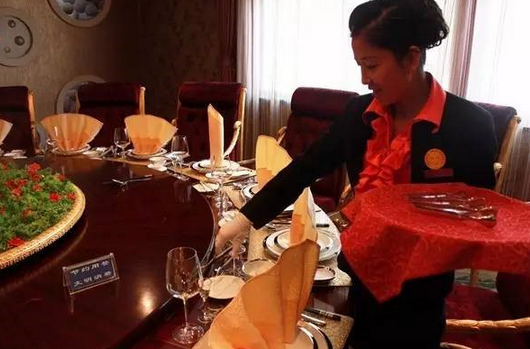 餐廳的老員工不服管，應(yīng)該怎么辦？|餐飲界