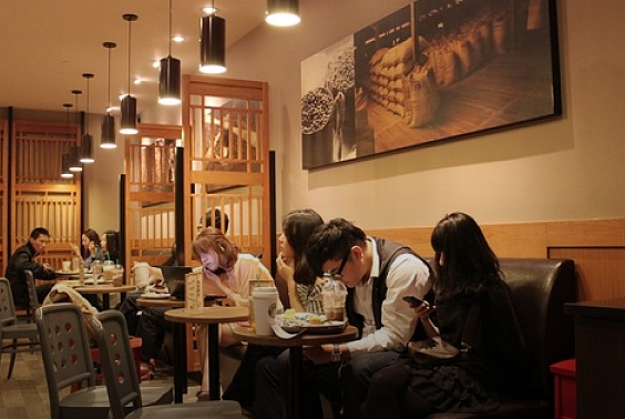 光中國同店銷售就增了 7%，星巴克重申全球開 12000 家新店的小目標(biāo)