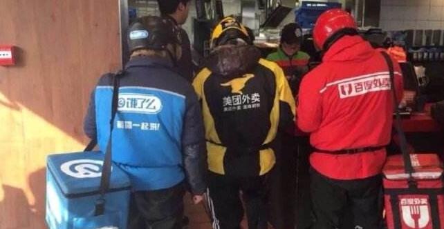 美團(tuán)負(fù)面纏身成餓了么融資前奏曲：外賣大戰(zhàn)要終結(jié)？