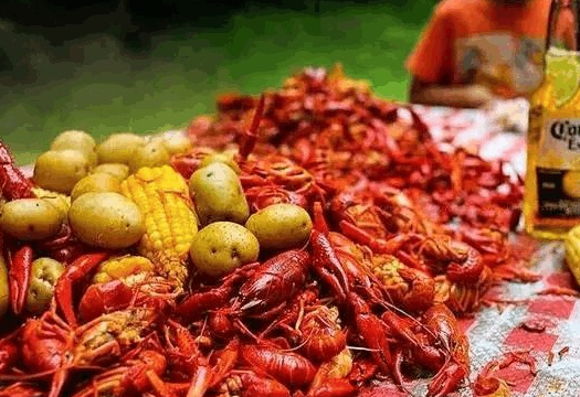 小龍蝦很臟外國(guó)人不吃? 看看人家小龍蝦節(jié)怎樣過(guò)的