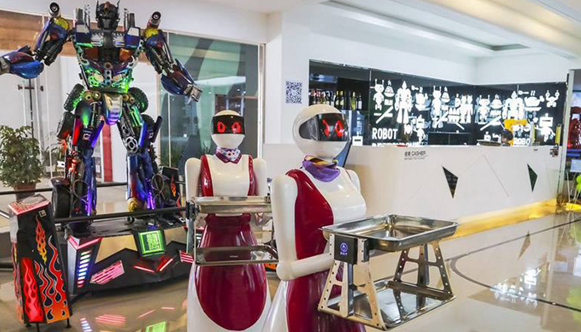 餐飲企業(yè)用工荒 服務(wù)機(jī)器人能不能救場(chǎng)
