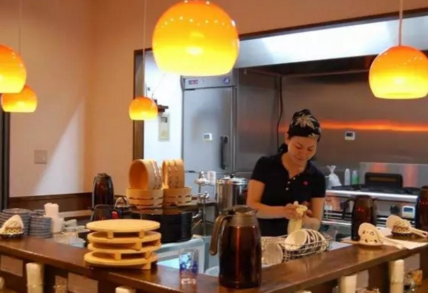 一人玩轉(zhuǎn)一家餐廳！這位日本女工程師把效率和眾包發(fā)揮到了極致