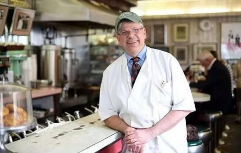 沒電腦沒wifi，這家92歲的餐廳也快活不下去了？