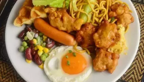 看似又累又不賺錢的街邊小店，卻比你還先買房