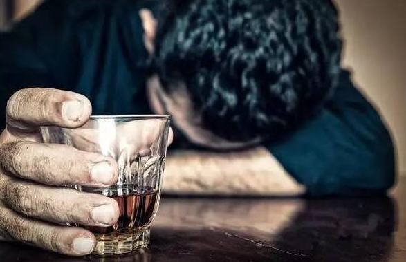 服務(wù)員背醉酒顧客摔斷腿，誰該負(fù)責(zé)？