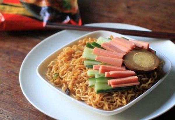 被外賣“打敗”的不只方便面，還有好搭檔火腿腸|餐飲界