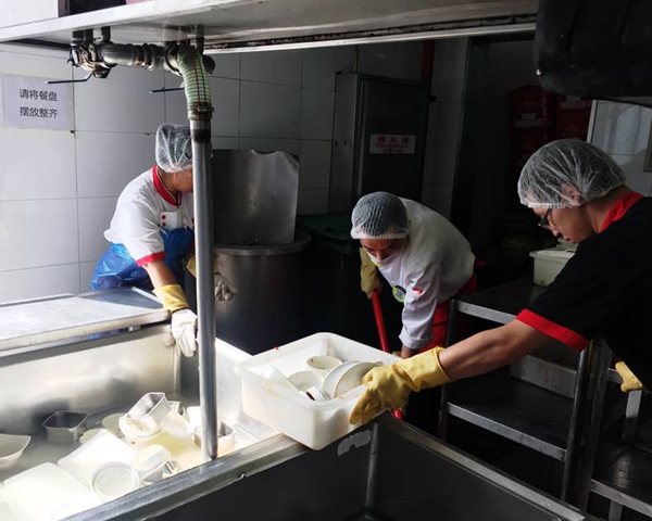 “老鼠門”后這11天，海底撈后廚都發(fā)生了什么？|餐飲界