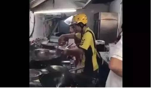 外賣小哥顛勺走紅網(wǎng)絡(luò)，外賣行業(yè)“致命”缺陷已遭曝光！