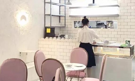 餐廳前臺(tái)菜單設(shè)計(jì)得好，顧客抬頭就會(huì)點(diǎn)單