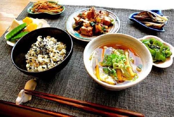 大肆擴張的日料比艱難前行的中餐，到底好在哪？|餐飲界