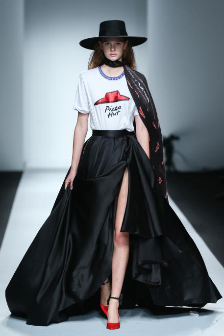 必勝客時(shí)裝周T臺(tái)發(fā)新品，跨界營(yíng)銷(xiāo)如何玩出新花樣？|餐飲界