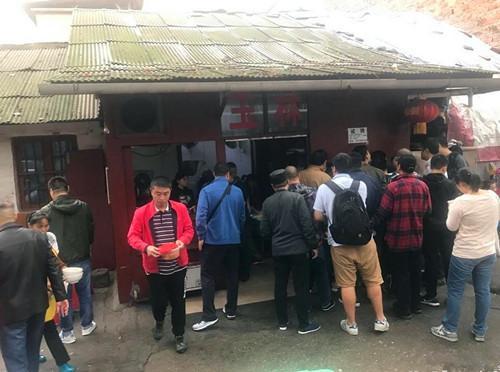 這家開了35年的老長沙米粉店，6塊錢一碗，6點就開始排隊了|餐飲界