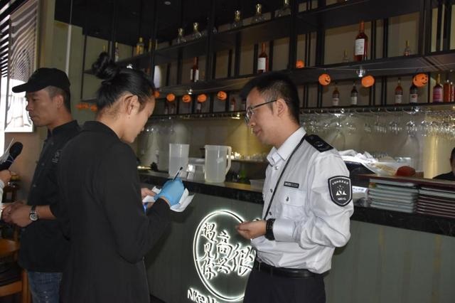 韓寒在深圳的餐廳再被查，后廚餐具堆地上降C！