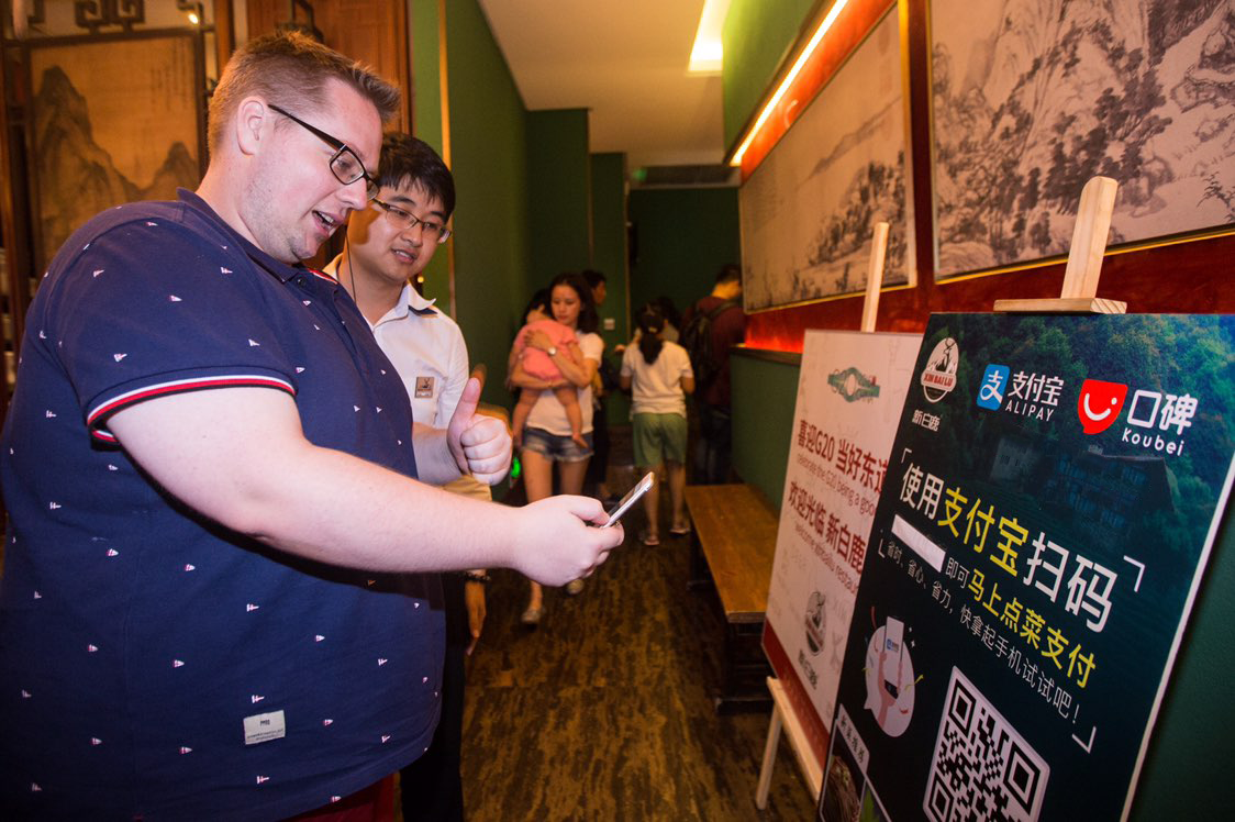 用低俗營銷抓住眼球后，是否真的會(huì)給餐廳帶來收益？|餐飲界