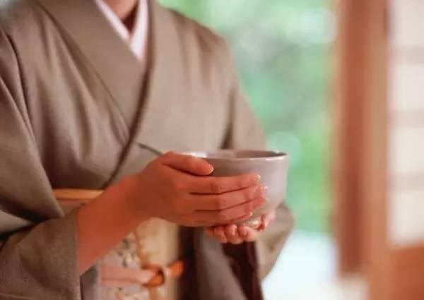 這家餐企用了4個(gè)“找死”的經(jīng)營方法，卻成為行業(yè)老大|餐飲界