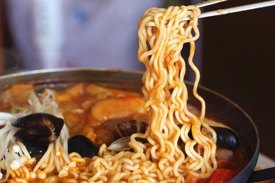 外賣難以撼動(dòng)方便面市場(chǎng)？康師傅們的優(yōu)勢(shì)在哪里？