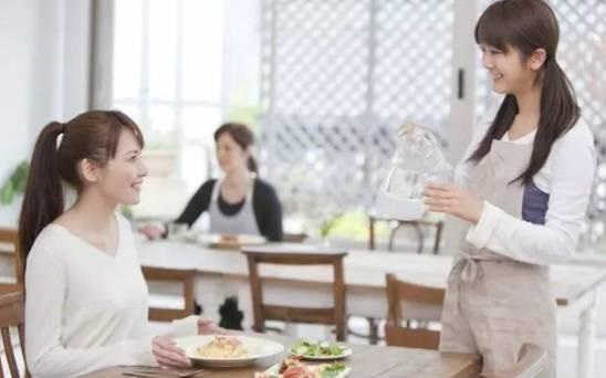 打動(dòng)顧客的8條攻心計(jì)，優(yōu)秀的餐廳服務(wù)員都在用！