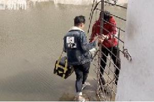 外賣(mài)小哥練就“鐵掌水上漂”, 過(guò)“河”送餐進(jìn)大學(xué)|餐飲界