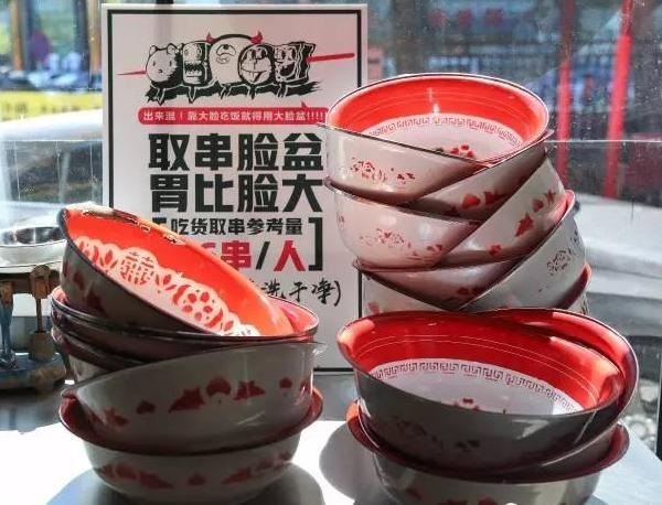 “流氓”餐廳靠6毛錢串串，日流水近4萬(wàn)